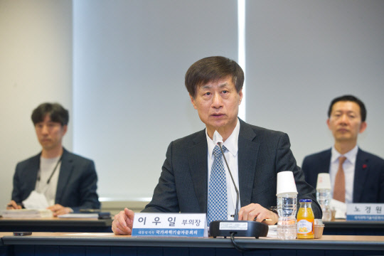 이우일 국가과학기술자문회의 부의장이 22일 서울 광화문 국가과학기술자문회의 대회의실에서 '국가과학기술자문회의 제2회 심의회의' 를 주재하고 있다.  과기정통부 제공